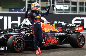 Celebración de Max Verstappen tras conseguir la pole en el Gran Premio de Abu Dhabi. 