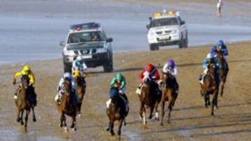 <b>PURO ESPECTÁCULO. </b>Cada media hora, las 30.000 personas de la playa se apartan y dejan paso a la disputa de las carreras de caballos. Así llevan ya 166 años.