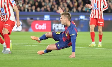 Olmo apoya el brazo tras marcar y sufre la lesión en el hombro.