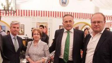 <b>CÓNCLAVE EN LA FERIA. </b>Vlada Stosic, Sánchez Pino, Miguel Guillén, Isabel Simó, Rafael Gordillo y Pepe Mel en la Feria ayer.