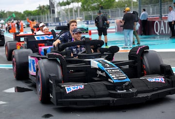 Durante el Gran Premio de Miami 2025, los 20 pilotos de Frmula 1 desfilaron en rplicas a tama?o real de sus monoplazas, construidas con aproximadamente 400.000 piezas de LEGO cada una. Estas versiones elctricas, con neumticos Pirelli reales, alcanzaban hasta 20 km/h y fueron creadas en colaboracin con LEGO. El desfile reemplaz al tradicional camin de presentacin, ofreciendo una experiencia ms creativa, que gener entusiasmo tanto en la pista como entre los espectadores. La iniciativa busca acercar el espectculo de la F1 a los fans.