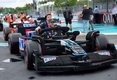 Durante el Gran Premio de Miami 2025, los 20 pilotos de Fórmula 1 desfilaron en réplicas a tamaño real de sus monoplazas, construidas con aproximadamente 400.000 piezas de LEGO cada una. Estas versiones eléctricas, con neumáticos Pirelli reales, alcanzaban hasta 20 km/h y fueron creadas en colaboración con LEGO. El desfile reemplazó al tradicional camión de presentación, ofreciendo una experiencia más creativa, que generó entusiasmo tanto en la pista como entre los espectadores. La iniciativa busca acercar el espectáculo de la F1 a los fans.