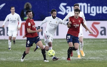 Isco entre Oier Sanjurjo e Íñigo Pérez.