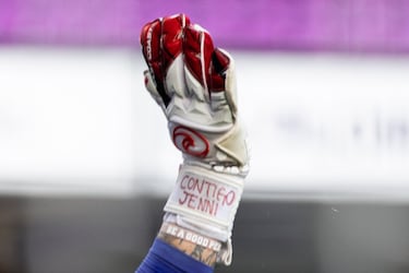 La portera canadiense del San Diego Wave escribió en sus guantes el mensaje de apoyo a Jenni Hermoso.