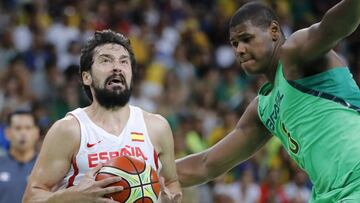Sergio Llull ante Felicio Cristiano en el encuentro de fase de grupos de baloncesto entre España y Brasil en los Juegos Olímpicos de Río.