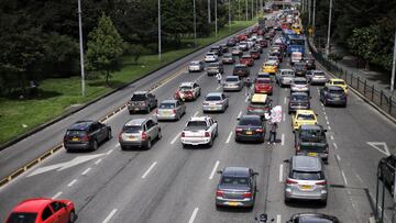 Vehículos transitando por la autopista norte de Bogotá