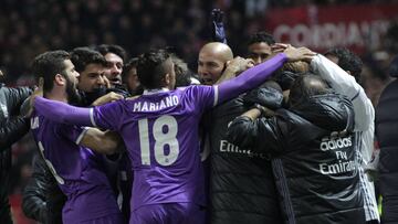 Los jugadores del Real Madrid celebraron así el gol de Asensio con Zidane.