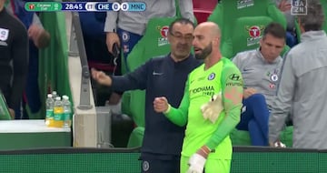 En el 迆ltimo minuto de la segunda parte de la pr車rroga de la Carabao Cup, Kepa Arrizabalaga, portero del Chelsea, se neg車 a abandonar el campo sustituido. El italiano Sarri hab赤a mandado a Willy Caballero saltar al campo por el portero espa?ol, pero Kepa se neg車 a ser cambiado. Incluso, el 芍rbitro habl車 con Kepa para que abandonara el c谷sped pero el espa?ol se neg車 en rotundo. El t谷cnico italiano hab赤a tomado la decisi車n de sacar al guardameta argentino por Kepa, despu谷s de que el exportero del Athletic se quejar芍 de problemas f赤sicos. El enfado de Sarri fue may迆sculo y amag車 con marcharse del banquillo hac赤a el vestuario. La autoridad del entrenador italiano, muy tocado por los malos resultados, queda en entredicho. Luego en la tanda de penalti el Chelsea perdi車 y Kepa s車lo pudo atajar el lanzamiento de San谷.