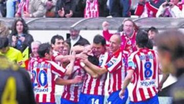 <b>CONTRASTE. </b>El Sporting consiguió una valiosa victoria que le aleja del descenso a costa de un Deportivo que sale de puestos de UEFA por la victoria del Atlético.