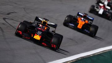 Max Verstappen (Red Bull RB15) y Carlos Sainz (McLaren MCL34). Interlagos, Brasil, F1 2019.