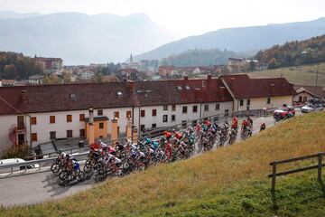 Panorámica del pelotón durante la etapa de hoy.