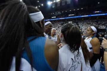 Sylvia Fowles, Seimone Augustus y Maya Moore celebrando la victoria