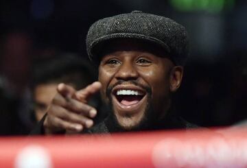 Floyd Mayweather disfrutó de la pelea entre Tyson Fury y Deontay Wilder en el Staples Center de Los Ángeles.