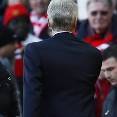 Saludo frío y sin mirarse entre Wenger y Mourinho