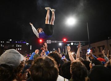 Numerosos aficionados celebran en las calles de Denver el primer anillo de la historia de los Nuggets.