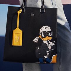 Disney y Karl Lagerfeld lanzan una colección cápsula que rinde homenaje al icónico boceto del Pato Donald de Karl Lagerfeld