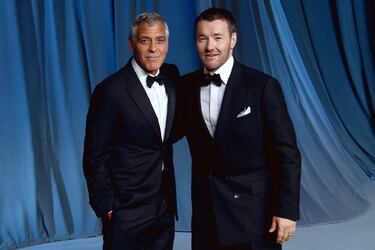George Clooney y Joel Edgerton posan en la alfombra roja de la Academy Museum Gala de Hollywood.