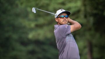 El golfista estadounidense Rickie Fowler golpea una bola durante la segunda jornada del Zozo Championship en el Accordia Golf Narashino Country de Inzai, Chiba (Japón).