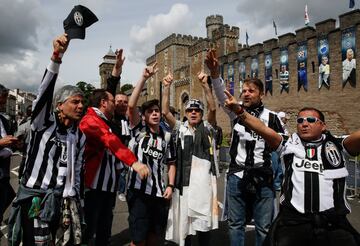 Ambiente de fiesta en las calles de Cardiff