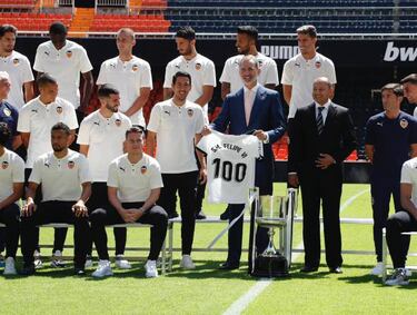 El rey Felipe VI recibe en audiencia en Mestalla al Valencia por su Centenario