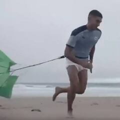 El entrenamiento de Ferrán Torres en la playa que ha enloquecido a los seguidores del City