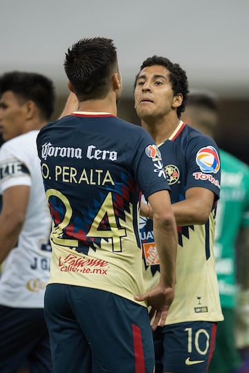 Action photo during the match America vs Pumas UNAM corresponding Round 3 of the League MX of the Apertura 2017 Tournament at Azteca Stadsum.

 Foto de accion durante el partido America vs Pumas UNAM, correspondiente a la Jornada 3 de la Liga MX del Torneo Apertura 2017, desde el Estadio Azteca en la foto:  Oribe Peralta y cecilio Dominguez America

05/08/2017/MEXSPORT/Javier Ramirez