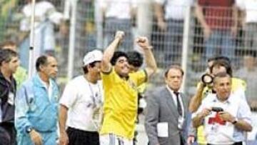 <b>VICTORIA CON TRAMPA. </b>Maradona, tras intercambiar la camiseta con un brasileño, celebrando el triunfo.