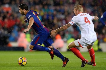 Barcelona's Uruguayan forward Luis Suarez (L) challenges Sevilla's Danish defender Simon Kjaer during the Spanish league footbal match FC Barcelona vs Sevilla FC at the Camp Nou stadium in Barcelona on November 4, 2017. / AFP PHOTO / Josep LAGO