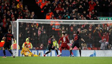 2-1. Roberto Firmino marc¨® el segundo gol.