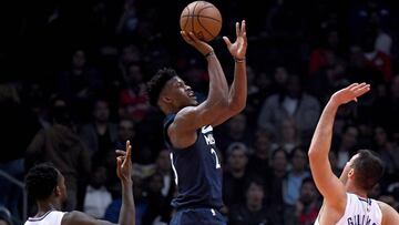 Jimmy Butler (Minnesota Timberwolves) lanza contra Los Angeles Clippers.