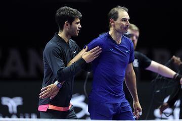 Carlos Alcaraz y Rafa Nadal tras terminal el partido.