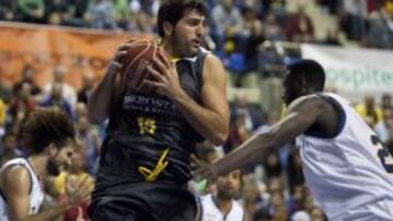El jugador del Iberostar Tenerife, Jesús Chagoyen, consigue un rebote ante la oposición del jugador del UCAM Murcia, Ehimen Orpke, durante el partido, correspondiente a la decimotercera jornada de la Liga ACB de baloncesto, que se disputa esta noche en el pabellón Santiago Martín de La Laguna (Tenerife).