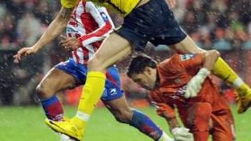 <b>DESAFORTUNADO. </b>Ibrahimovic volvió a quedarse sin poder marcar, pese a los muchos intentos que probó el sueco. Chocó con Juan Pablo.