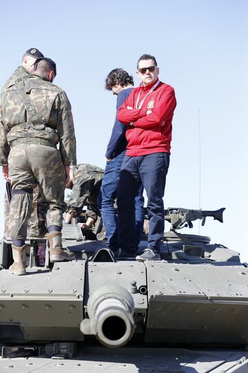 Tomás Roncero ejerció de copiloto de Carlos Sainz por un día en la base militar del Goloso a los mandos del Peugeot 3008 DKR Maxi, el mismo coche con el que el bicampeón ganó el Dakar 2018.