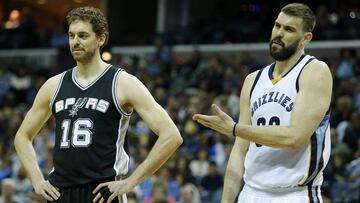 Pau y Marc Gasol, durante el partido entre Memphis Grizzlies y San Antonio Spurs.