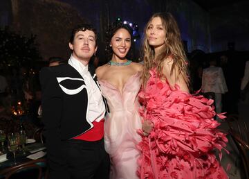 Alex Sharp, Eiza González Rivera y Jessica Biel.