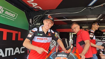 Tito Rabat junto a su Ducati de MotoE.