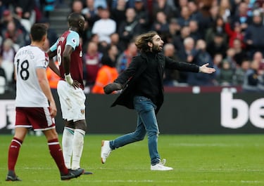 Tras la derrota de 0-3 ante el Burnley, seguidores de los Hammers ingresaron al campo para recriminar a sus jugadores.