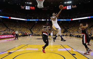 SHAUN LIVINGSTON. El ‘renacido’ fue fundamental en la segunda unidad de los Warriors del primer anillo y del 73-9. Es el jugador que cualquier equipo desearía: listo, tranquilo y con un tiro complejo y casi imposible de parar. Además, las diversas salidas para hacer hueco a Durant le ha dado un peso mayor desde el banquillo ante la inexperiencia y falta de desarrollo del resto de suplentes. Y los Warriors lo agradecieron en el primer partido para que la máquina no se detuviera.