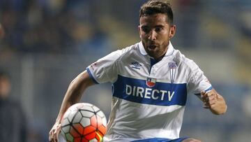 Futbol, O'Higgins vs Universidad Catolica.
Segunda fecha, campeonato de Apertura 2016/17.
El jugador de Universidad Catolica Fernando Cordero controla el balon durante el partido de primera division contra O'Higgins disputado en el estadio El