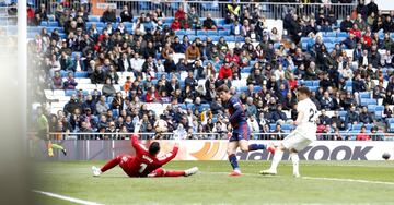 Real Madrid 0-1 Eibar | Recibió Escalante dentro del área, vio perfecta la incorporación de Cardona en el segundo palo y este controló y batió a Keylor en el mano a mano picando perfecta la pelota.