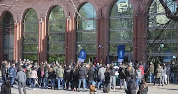 Una pequeña multitud se congregó para presenciar el acto.