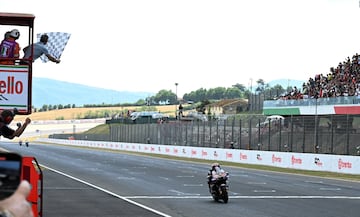 El piloto espa?ol cruzando la lnea de meta en primer lugar en el Gran Premio de Italia de MotoGP.