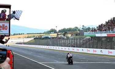 El piloto español cruzando la línea de meta en primer lugar en el Gran Premio de Italia de MotoGP.