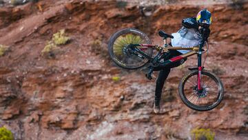 Brandon Semenuk durante uno de los trucos en los saltos de tierra del Red Bull Rampage 2019, evento de MTB Freeride que el rider canadiense ha ganado ya tres veces. 