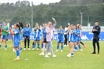 Irene Ferreras y sus jugadores tras no lograr el ascenso ante el Granada.