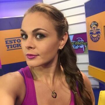 Dos bellas mujeres apoyan a Tigres y Pumas ¿Quién gana?