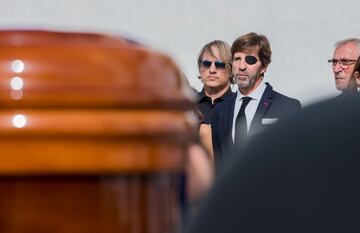 El torero Juan José Padilla e Ismael Beiro, durante el traslado del féretro de Jesús Quintero al cementerio de San Juan del Puerto (Huelva) tras la misa funeral.  