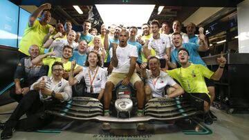 HAMILTON Lewis (gbr), Mercedes AMG F1 GP W10 Hybrid EQ Power+, portrait celebrating victory with the team during the 2019 Formula One World Championship, Abu Dhabi Grand Prix from November 28 to december 1 in Yas Marina - Photo DPPI
 
 
 01/12/2019 ONLY F