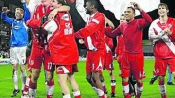 <b>ESCASAS ALEGRÍAS. </b>Los jugadores del Energie Cottbus celebran el triunfo en Copa sobre el Bayern Múnich.
